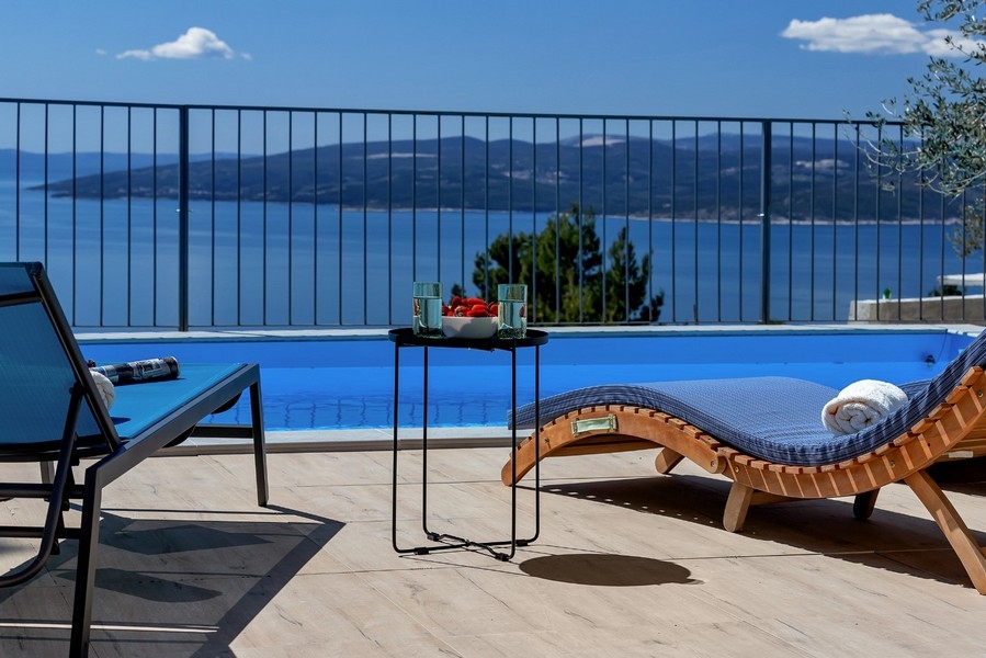 Terasa s bazénom a výhľadom na more