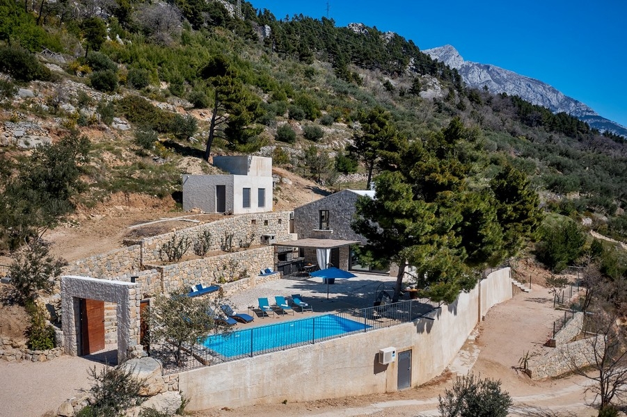Kamenná vila s bazénom na svahu