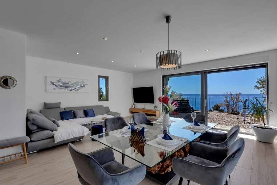 Jedálenský kút a obývacia izba s výhľadom na more