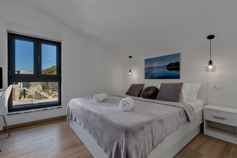 Spálňa s manželskou posteľou a oknom