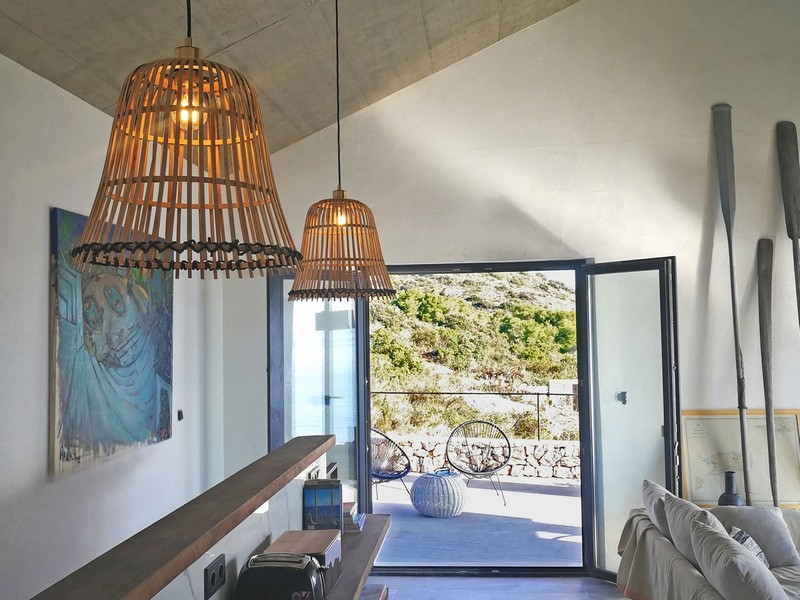 Spálňa s výhľadom na more a balkónom