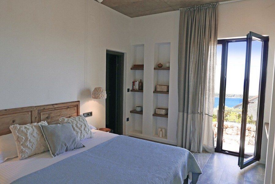 Kúpeľňa s umývadlom a drevenými detailmi