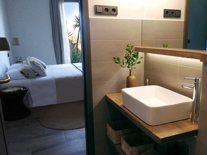 Výhľad zo spálne s manželskou posteľou a oknom