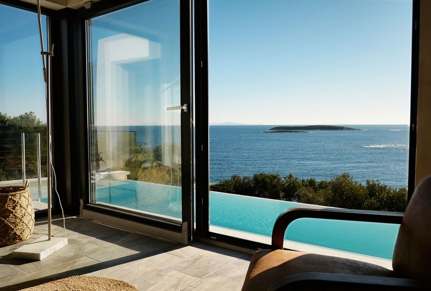 Obývacia izba s výhľadom na more cez panoramatické okná