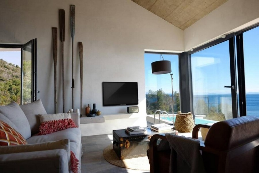 Obývacia izba s krbom a výhľadom na more