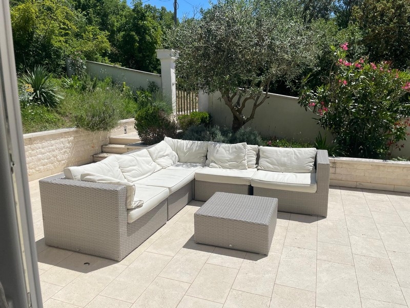 Záhradná terasa s posedením a olivovníkom