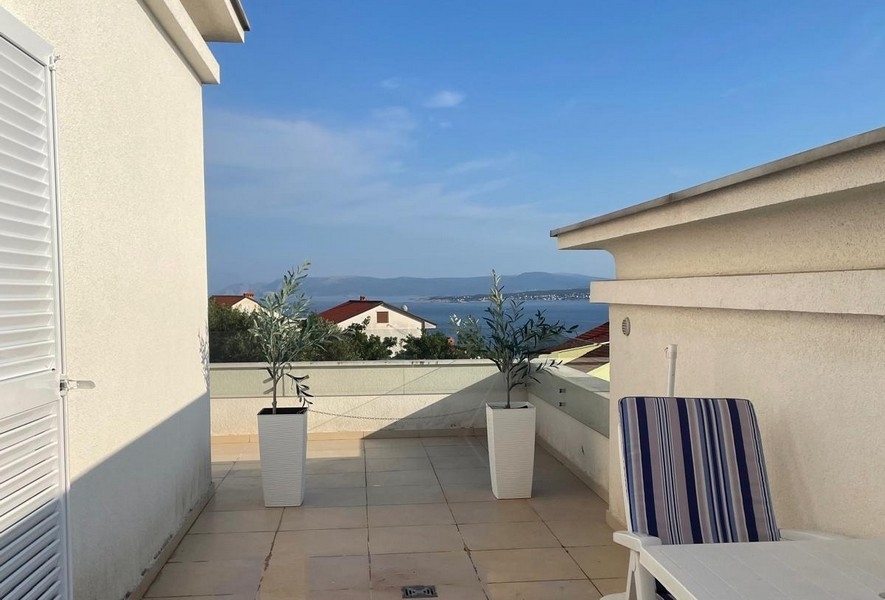 Strešná terasa s výhľadom na more a kvetináčmi