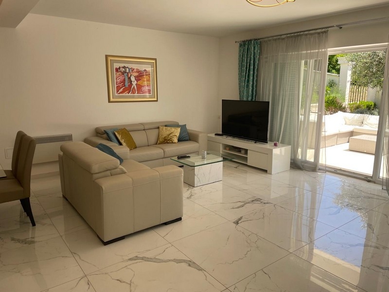 Svetlá obývačka s výstupom na terasu