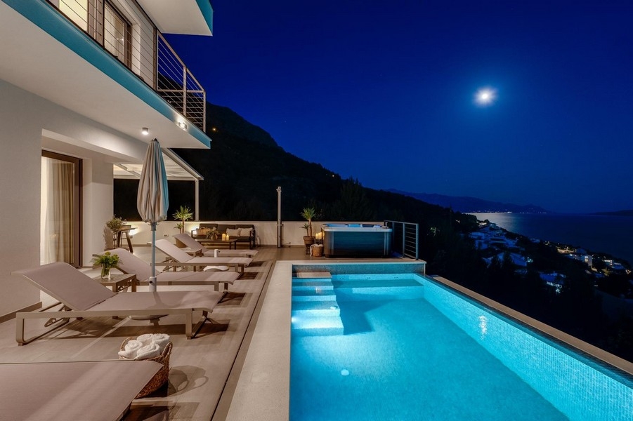 Vila s nočným bazénom a výhľadom na more