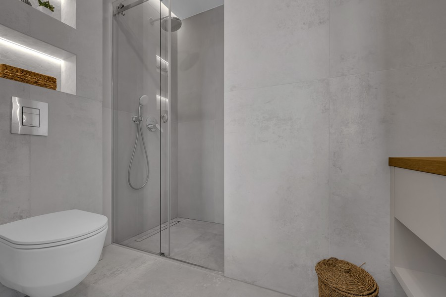 Kúpeľňa so sprchovacím kútom a moderným vybavením