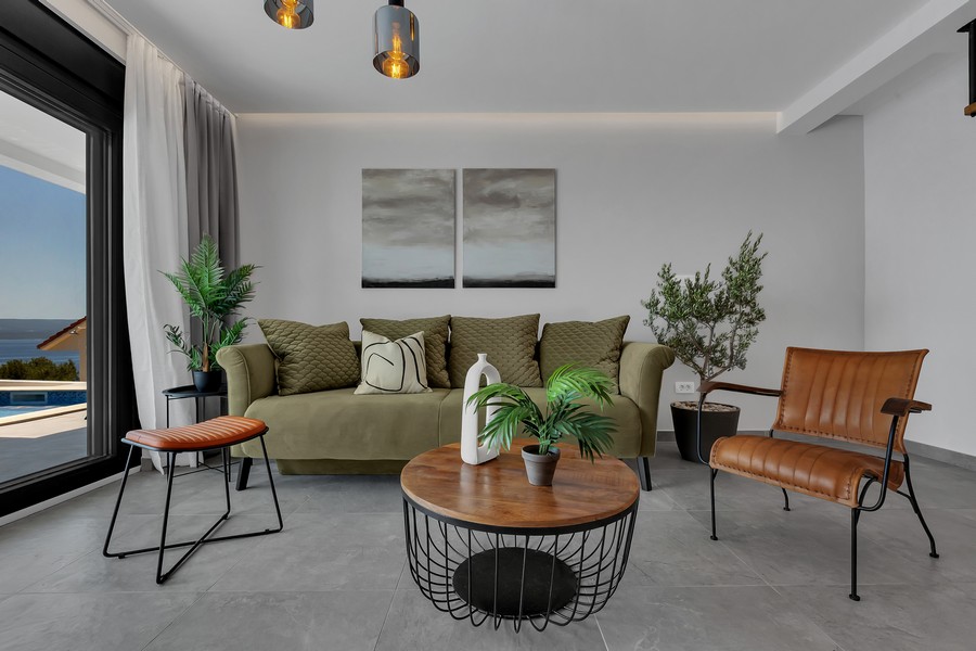 Obývacia izba s moderným zariadením a výhľadom na more