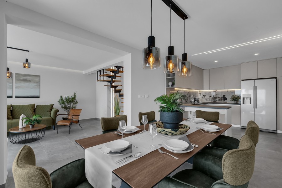 Jedálenský kút so štýlovým dizajnom vedľa kuchyne