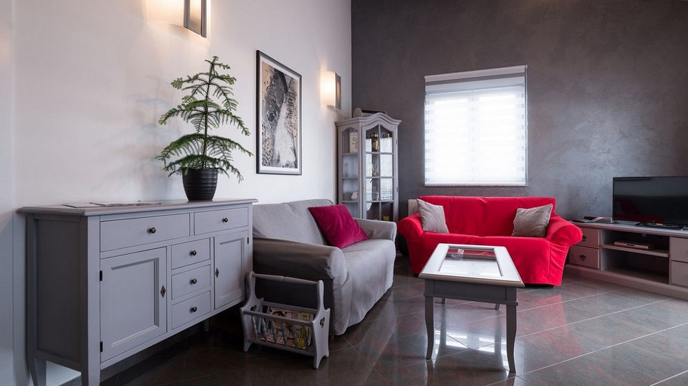 Útulná obývačka s pohovkami a TV