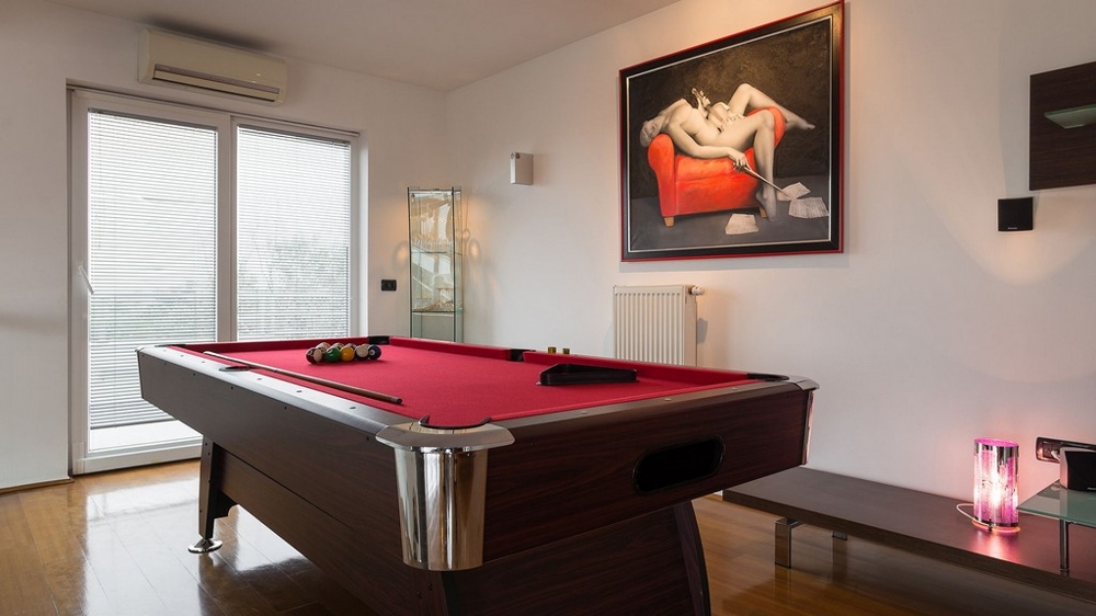 Herňa s biliardovým stolom a moderným zariadením