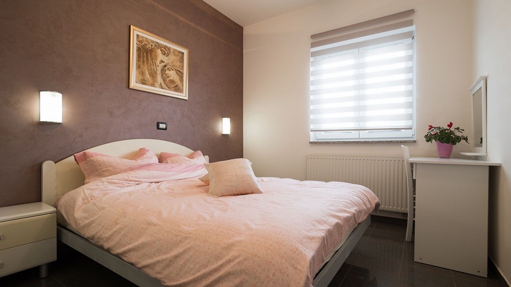 Spálňa s manželskou posteľou a teplým dizajnom