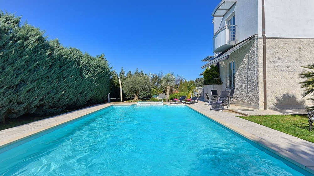 Veľký bazén v záhrade vily