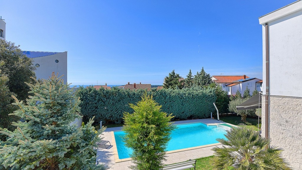 Pohľad na bazén a more v pozadí