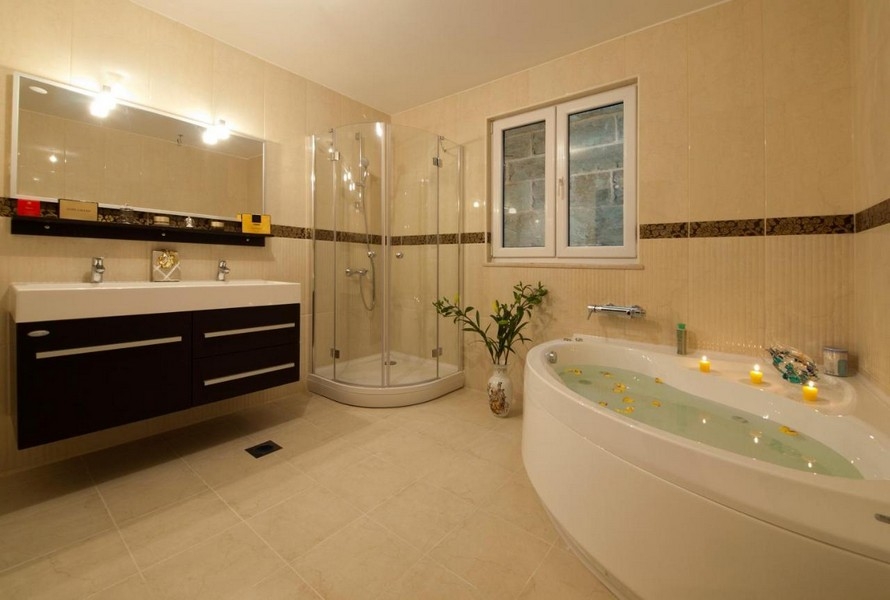 Kúpeľňa so sprchovacím kútom a vaňou