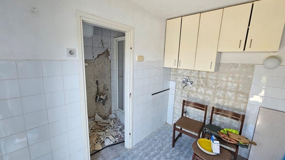 Kuchyňa potrebuje rekonštrukciu s prístupom do kúpeľne