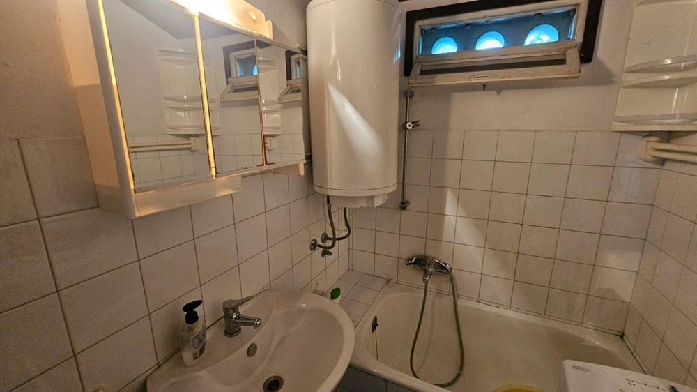 Kúpeľňa s vaňou a bojlerom