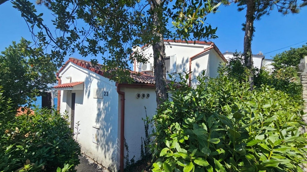 Vonkajší pohľad na dom so vstupom a terasou