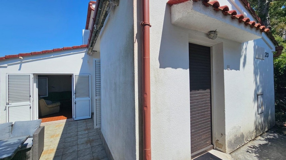 Výhľad na more z horného poschodia