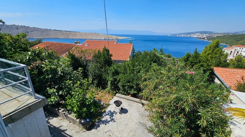 Terasa s výhľadom na more a záhradou