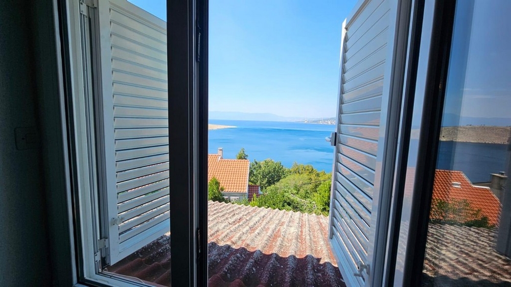 Výhľad z okna na more