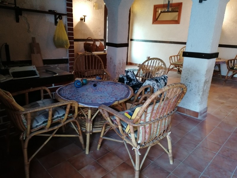 Obývacia izba s ratanovým nábytkom a oblúkovým oblúkom