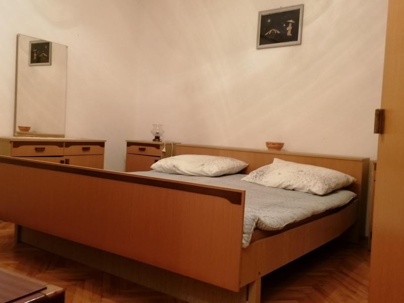 Spálňa s manželskou posteľou a komodou