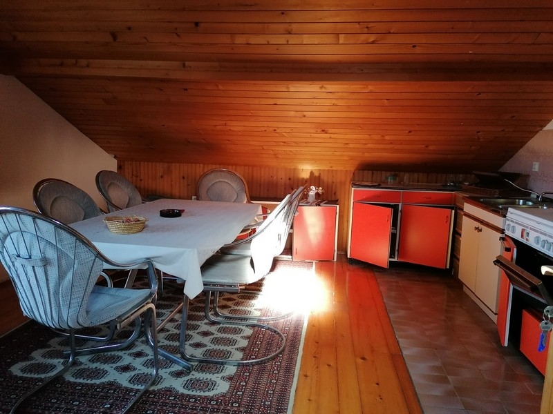 Podkrovná kuchyňa s jedálenským kútom a šikmou strechou