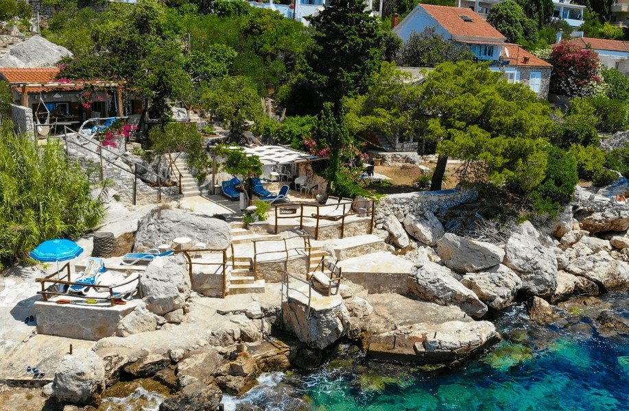 Skalnatá pobrežná oblasť s miestami na opaľovanie a priamym prístupom do mora