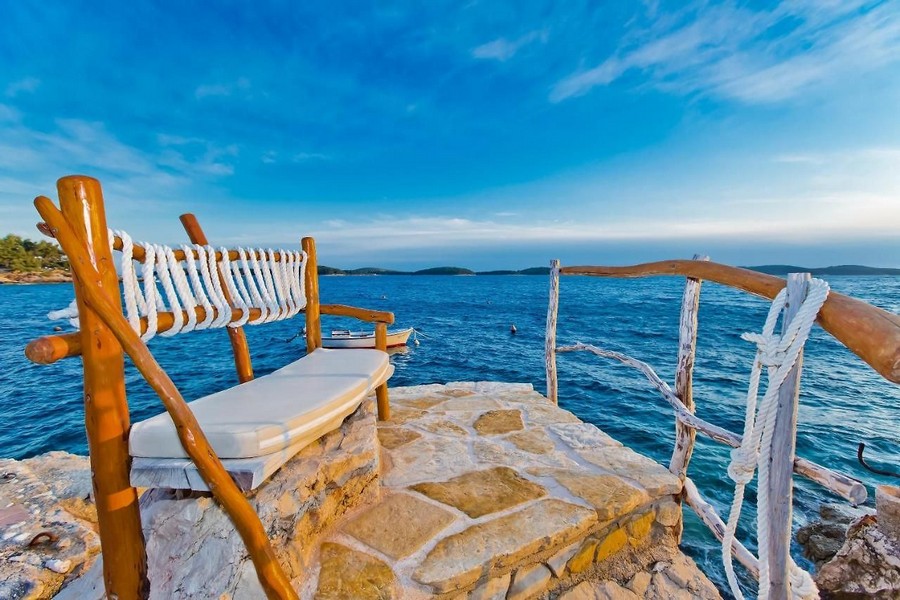 Lavička priamo pri mori s výhľadom na Jadran