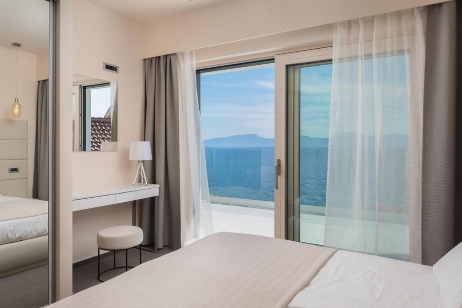 Spálňa s manželskou posteľou a výhľadom na more neďaleko Makarskej