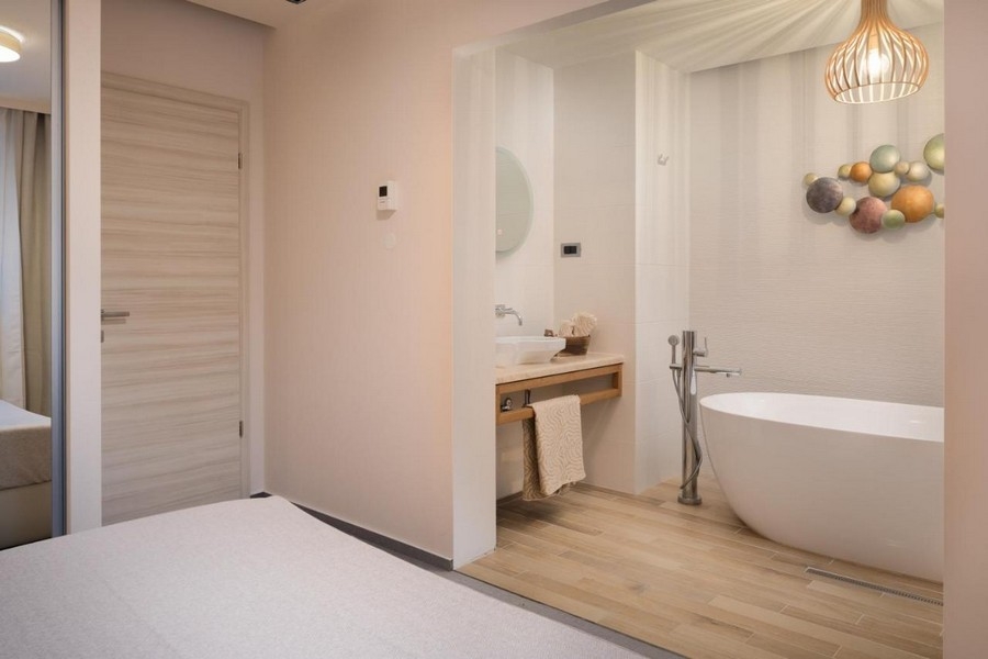 Kúpeľňa s voľne stojacou vaňou a umývadlom