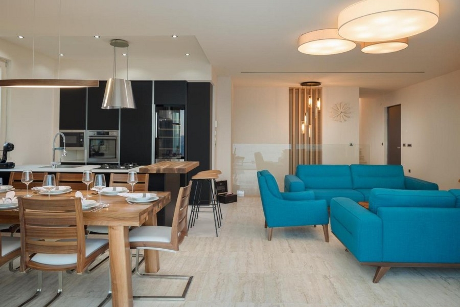 Otvorený obývací priestor s kuchyňou a jedálenským kútom