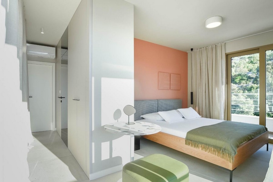 Spálňa s manželskou posteľou a balkónom