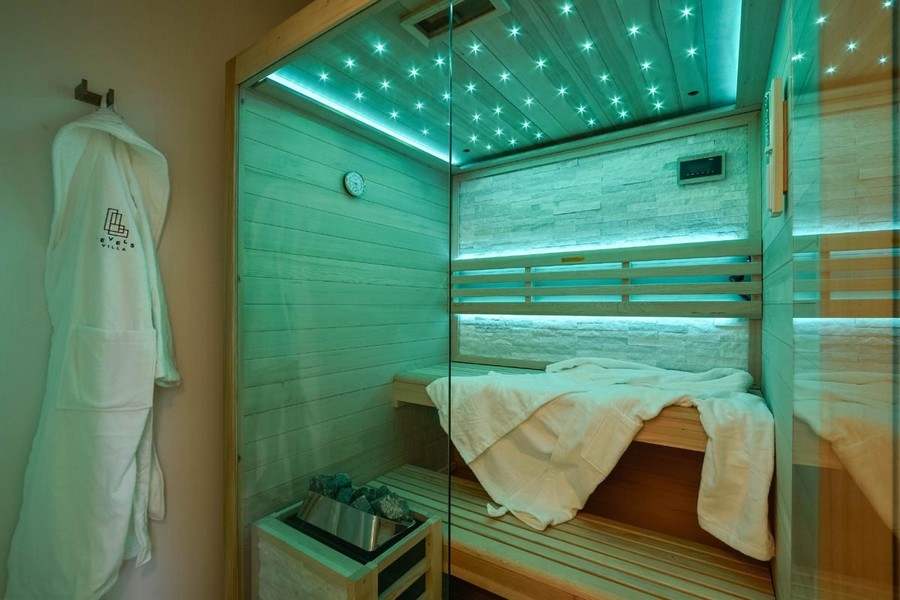 Sauna s LED osvetlením a dreveným nábytkom