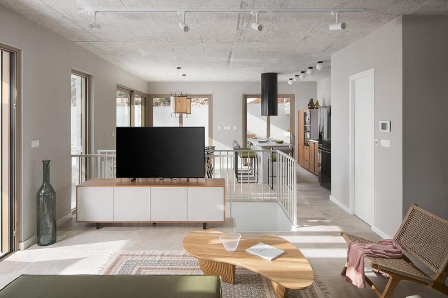 Svetlá obývacia izba s TV a otvorenou kuchyňou