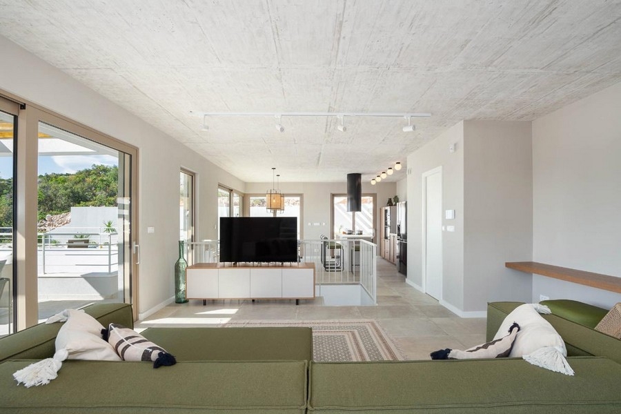 Obývacia izba s pohovkou a výhľadom do kuchyne