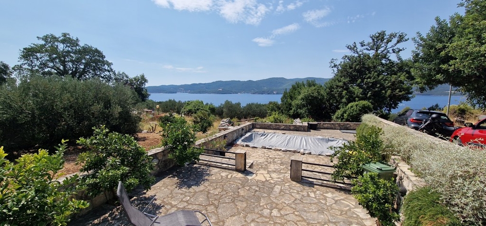 Výhľad na more z domu H3664, ktorý je postavený na Pelješaci.