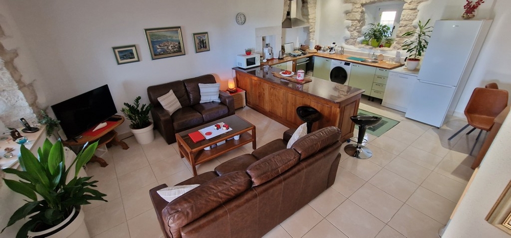 Obývacia izba s pohovkou a kuchynským kútom