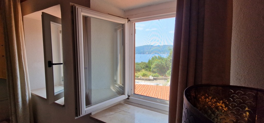 Okno s výhľadom na more