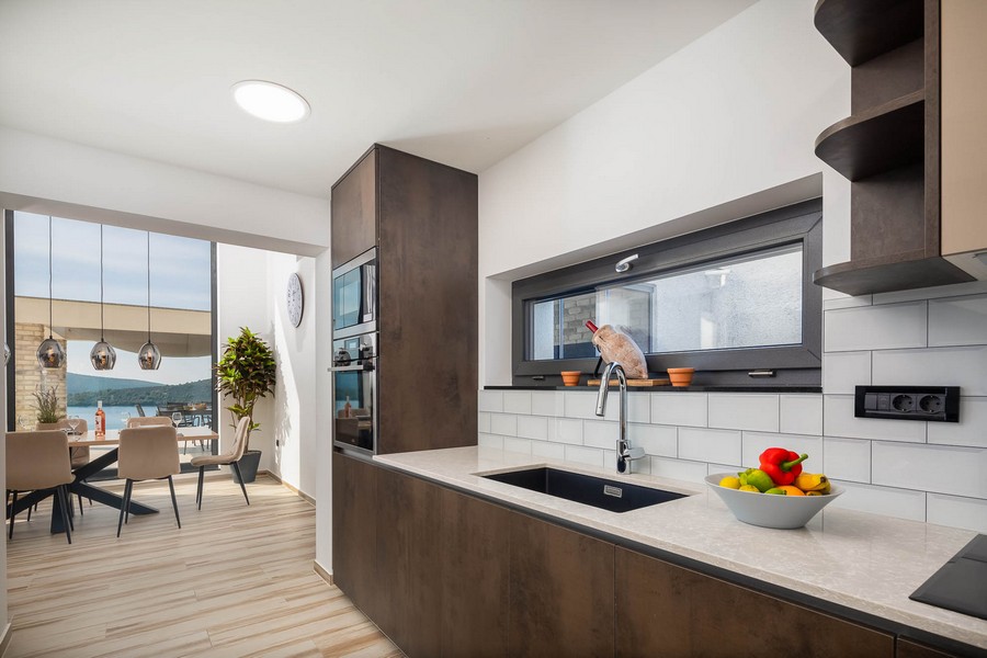 Moderná kuchyňa s jedálenským kútom a výhľadom na more