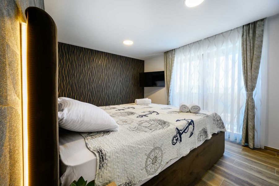 Spálňa s manželskou posteľou a prístupom na balkón