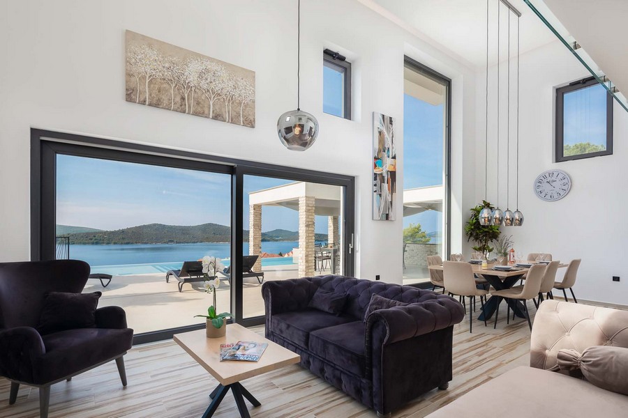 Moderná obývacia izba s výhľadom na more a vstupom na terasu