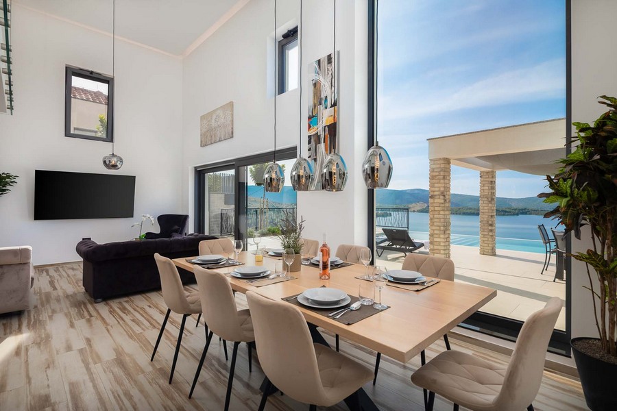 Jedálenský kút s veľkou presklenou prednou časťou a výhľadom na more