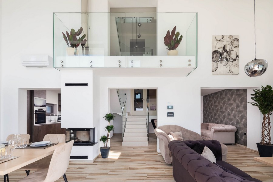 Otvorená obývacia a jedálenská časť s galériou a krbom