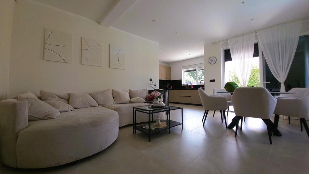 Obývacia izba s pohovkou a jedálenským kútom