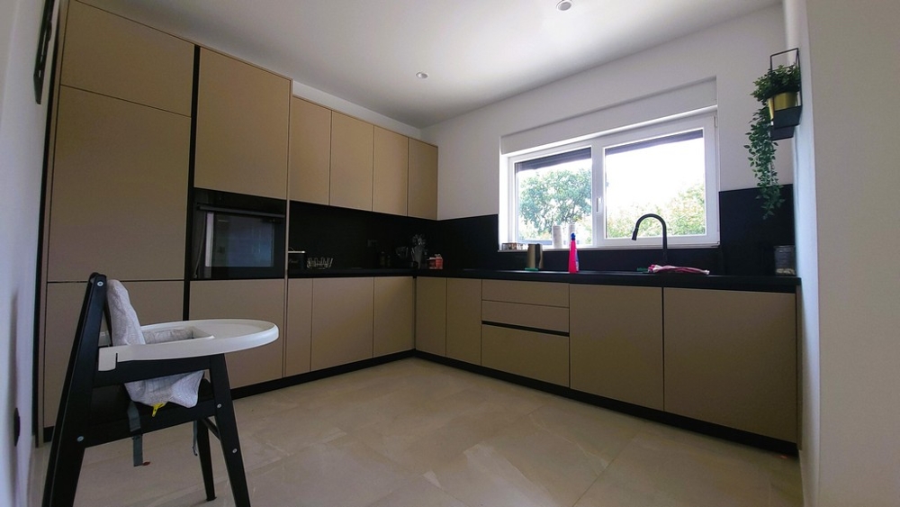 Moderne zariadená kuchyňa s množstvom úložného priestoru